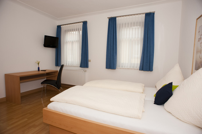 Doppelzimmer mit Schreibtisch und TV